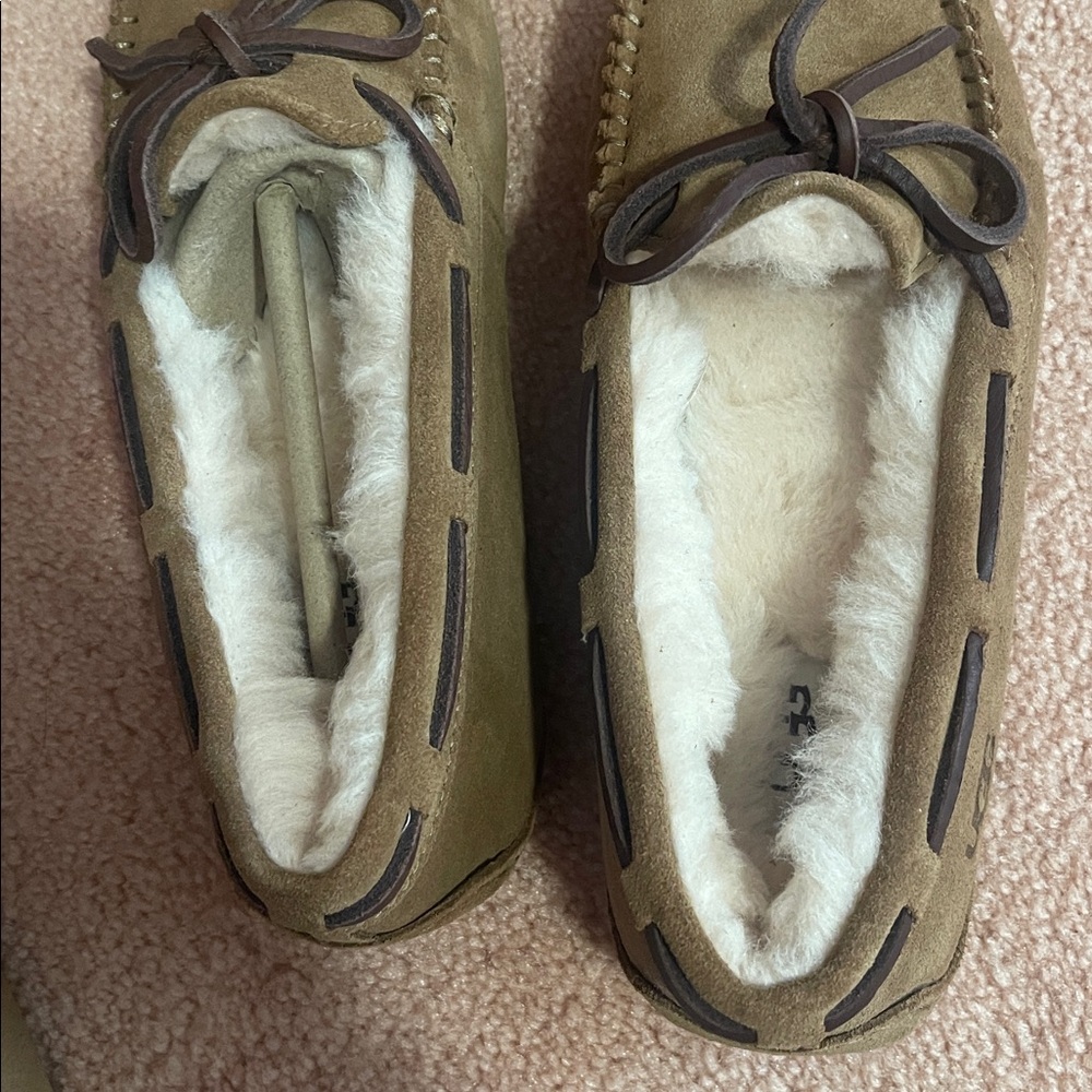 UGG women’s  Brown Suede Loafers - Picture 17 of 17